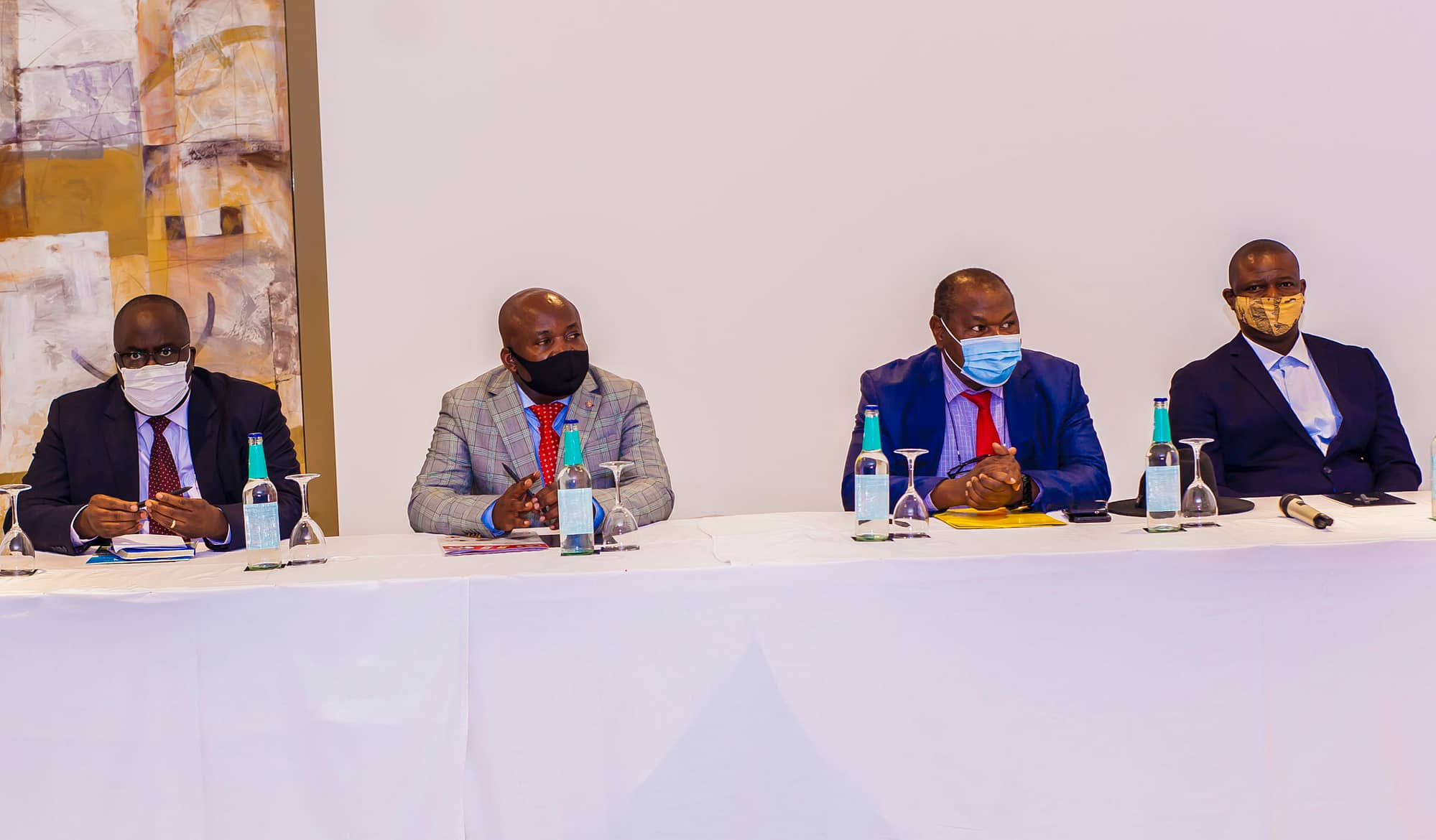 De gauche à droite: Dr Dominique Baabo Kubuya, coordinateur du PDSS; M. Chirac Bulanga Milemba, chef du bureau pays de DNDi en RDC; Dr If Malaba Cleophas, le Secrétaire Général à la Santé l’intérim; Dr Eric Miyaka, directeur du PNLTHA,