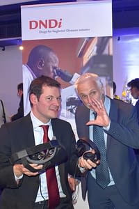 Pierre Maudet, Conseiller d'État du Canton de Genève, discute avec Bernard Pécoul, Directeur exécutif, DNDi, après avoir visionné un film en réalité virtuelle sur la maladie du sommeil en République démocratique du Congo
